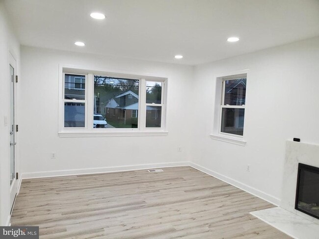 Building Photo - 212 N Van Buren St
