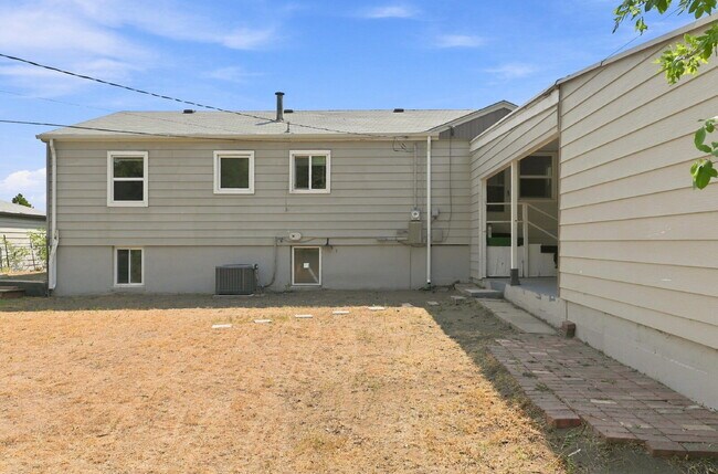Building Photo - $2,590.95 with $300 Off The First Month's Rent, 4 Beds - 2 Bath, Single Family Home in Denver wit...