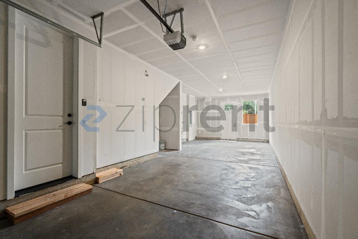 Building Photo - Unit H4