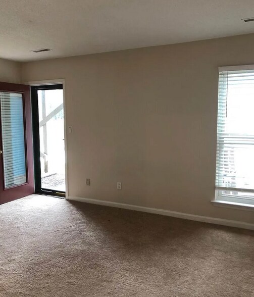 Master bedroom exit to patio. - 3812 Summerwood Ct