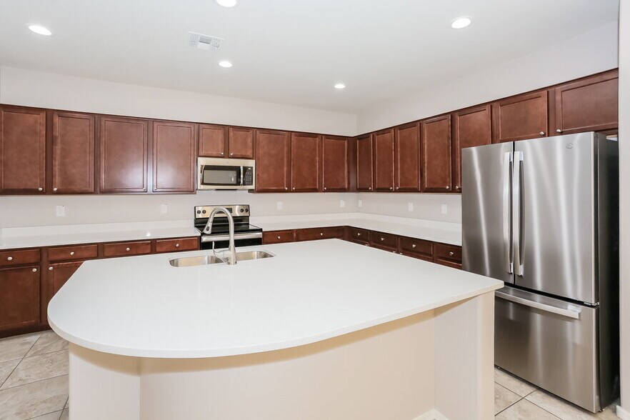 Building Photo - 6405 S 47th Dr