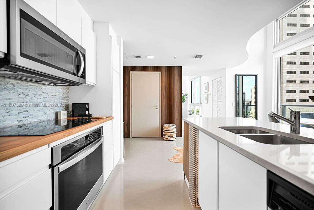 Building Photo - 300 S Biscayne Blvd