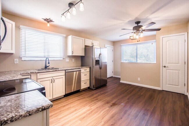 Building Photo - Pet Friendly, Renovated Home in Fox School District
