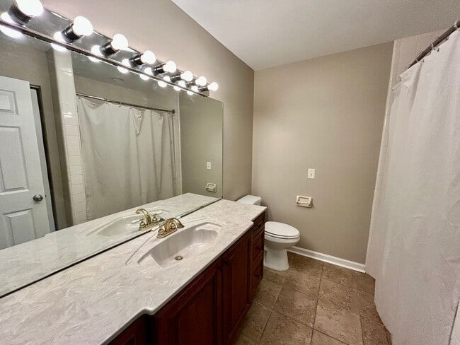 Building Photo - 2 Bedroom With a Bonus Room!