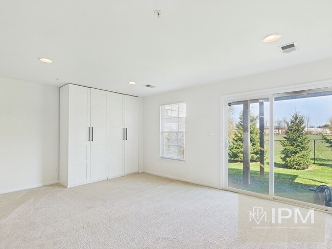 Building Photo - Beautiful 4 Bedroom, 2.5 Bath Townhome in Regents Glen!