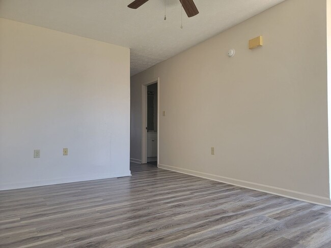 Building Photo - 2 Bedroom/2 Bath Duplex