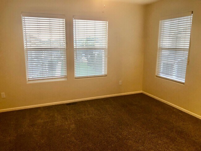 Building Photo - Well Maintained 2 Bed 3 Bath 2 Car Two-sto...