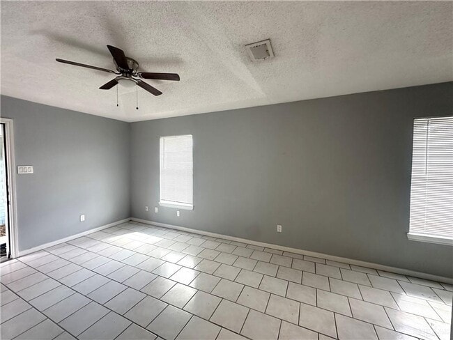 Building Photo - 6 West Dr