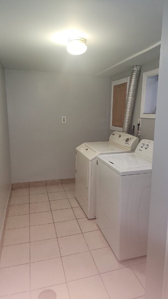 Building Photo - "Charming 3-Bed Home with Modern Amenities in Temple Hills - Ideal Location!"