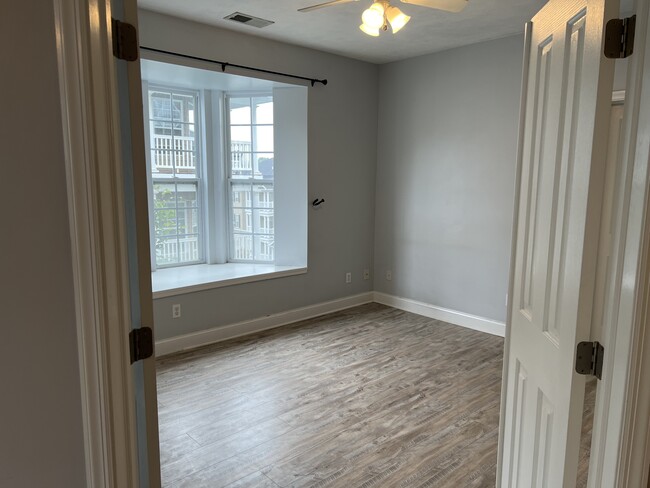 Building Photo - 1318 Suncrest Village