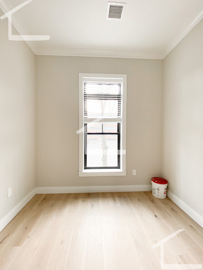 Building Photo - 157 Everett St