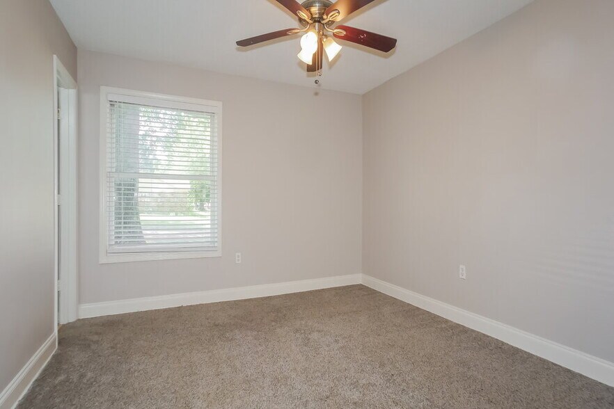 Building Photo - 732 Charter Oak Dr