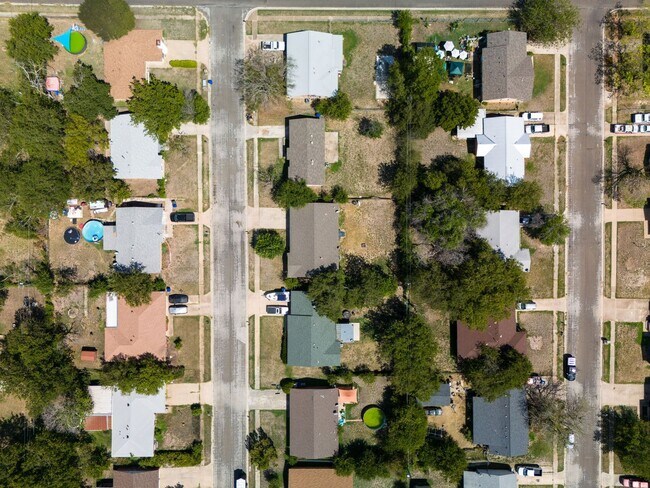 Building Photo - $500 off first months rent