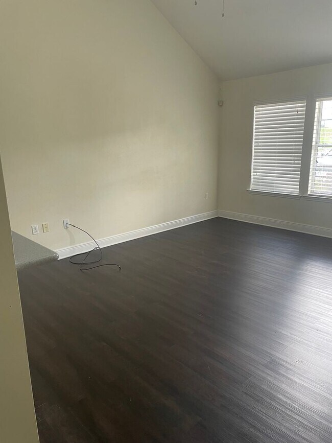 Building Photo - 3/3 town home only 1450$!