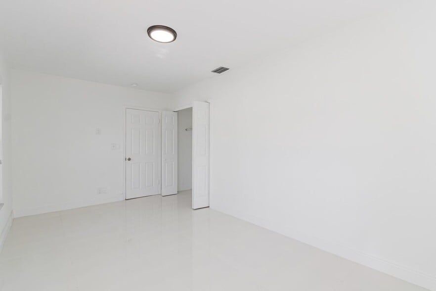 Building Photo - 2810 NE 60th St