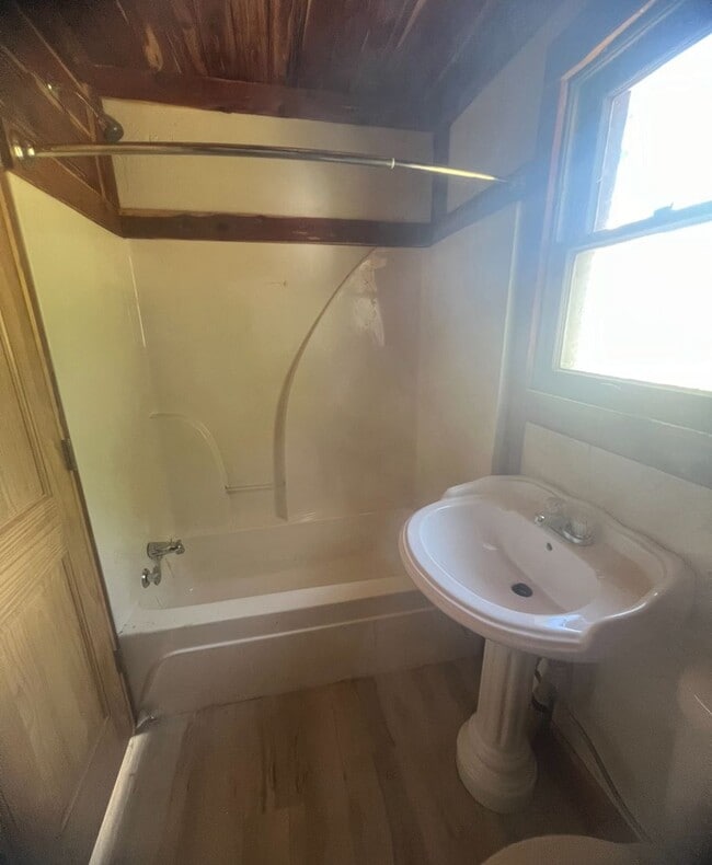Building Photo - Newly Renovated! - $1,295 Month / $1,900 Down