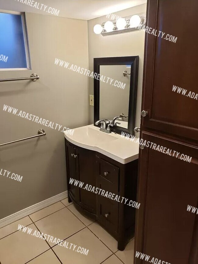 Building Photo - GORGEOUS 3 Bed 2 Bath House in Merriam-Ava...
