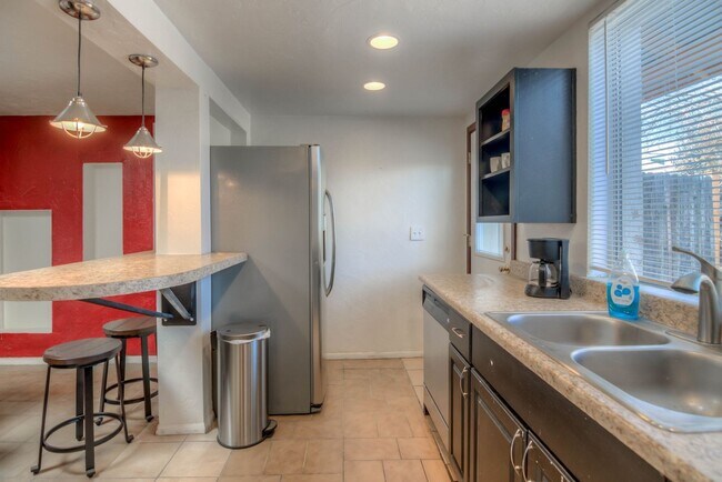 Building Photo - Spacious 4BR in Tucson