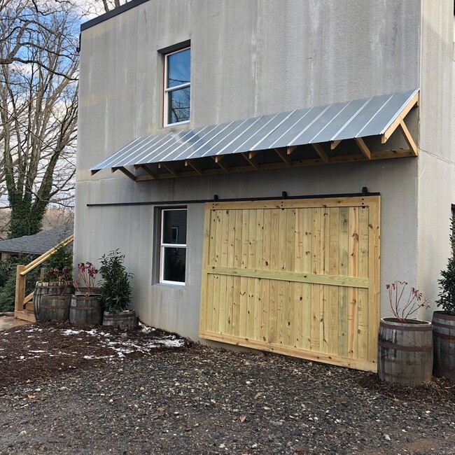 Building Photo - West Asheville Rental!