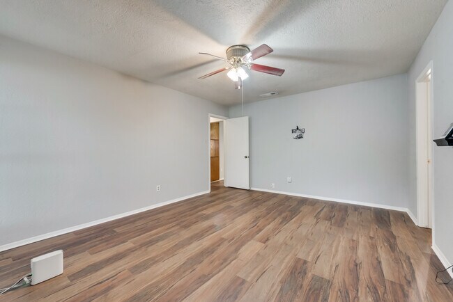 Building Photo - 1006 Walnut Pl