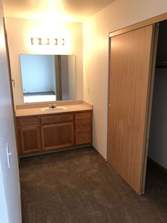 Building Photo - 3 Bedroom, 2.5 Bathroom Townhouse - Locate...