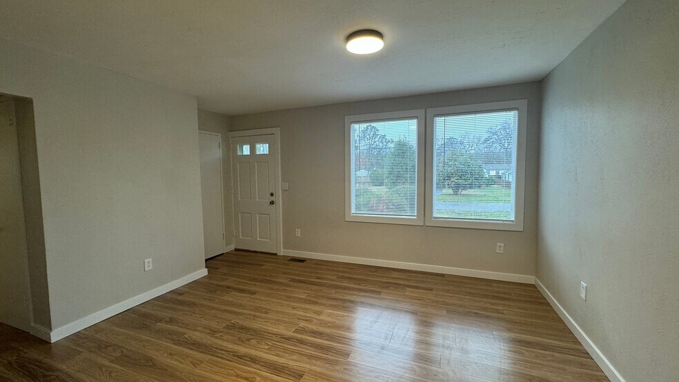 Building Photo - 305 Deal Dr