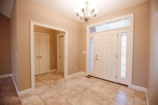 Building Photo - 3 Bed (with 4th bed potential downstairs),...