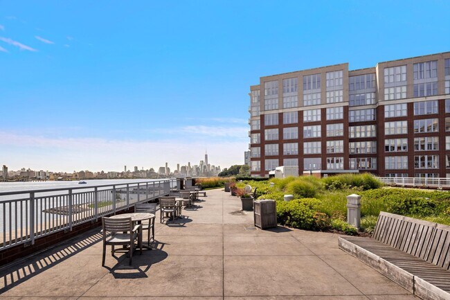 Building Photo - 1125 Maxwell Ln