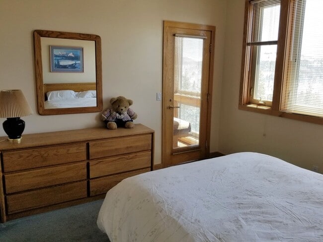 Building Photo - Summer Seasonal Rental- Retreat 433