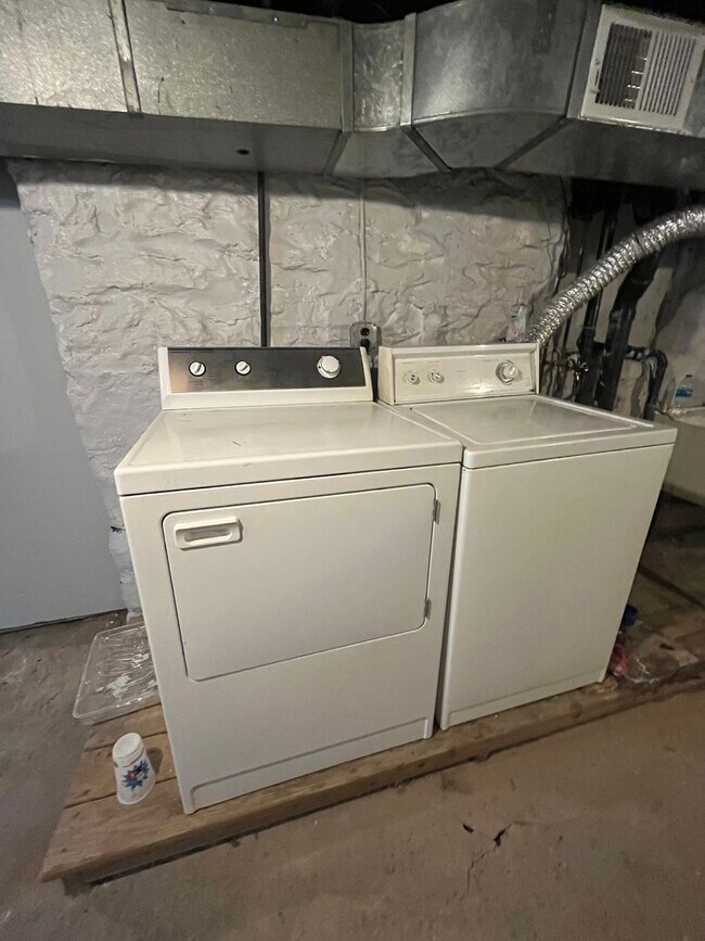 Building Photo - 418 Noble St