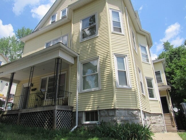 Building Photo - 98 Brookline St