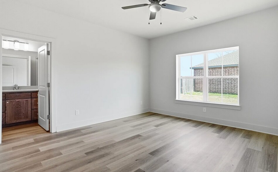 Building Photo - 309 Railroad Ave