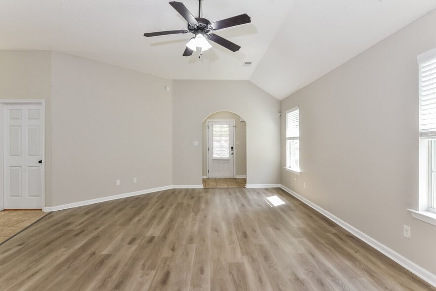 Building Photo - 9876 Southern Oak Way