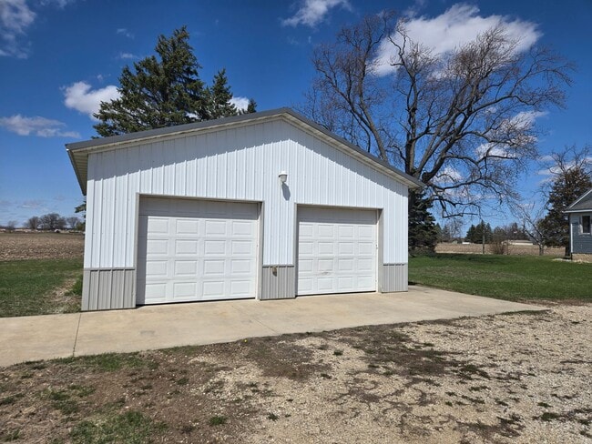 Building Photo - Large 4 Bedroom Farmhouse