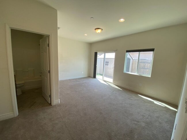 Building Photo - Like New Spacious Home in Gated Community