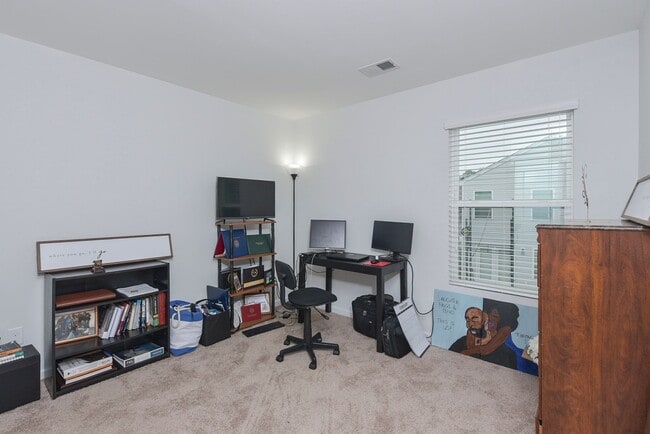Building Photo - Modern Comfort in a Quiet Cul-de-Sac – 3 B...