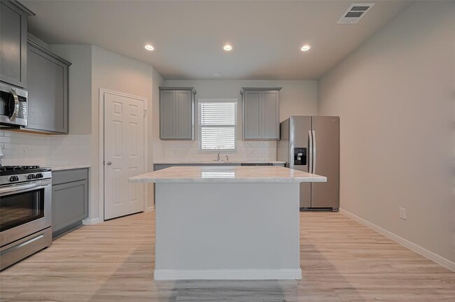 Building Photo - 101 Eliana Shores Dr