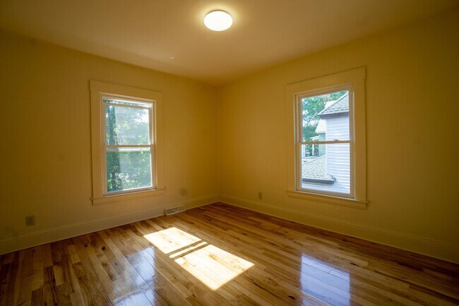 Building Photo - Newly renovated 3 bedroom apartment close ...