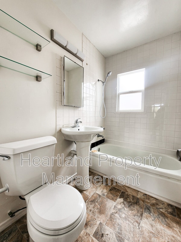 Building Photo - 848 1/2 Emerald Street