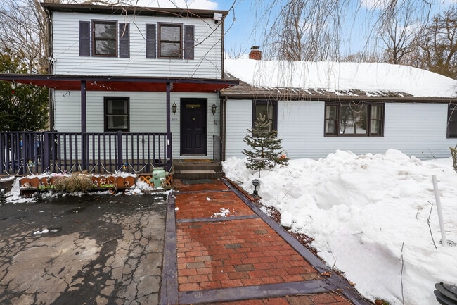 Building Photo - 615 Monroe Tpke