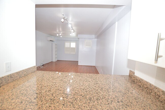 Building Photo - Fountain at Makiki - 3 bedroom, 2 bath con...