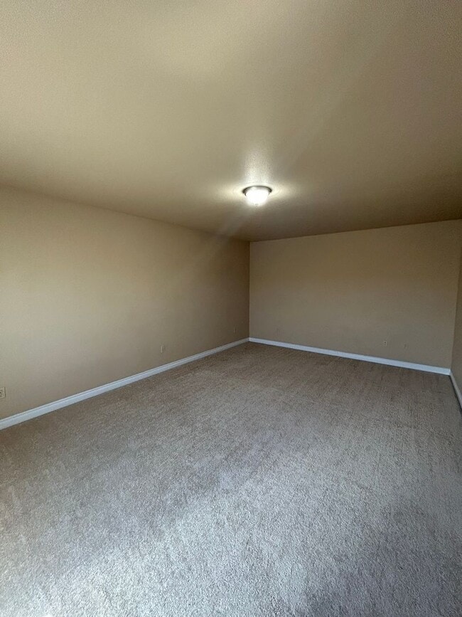 Building Photo - Columbia Falls 3 Bedroom Townhome!