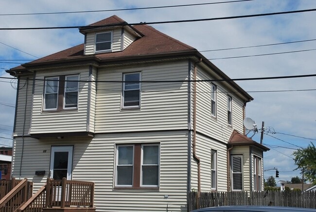 Building Photo - 68 Hussey St
