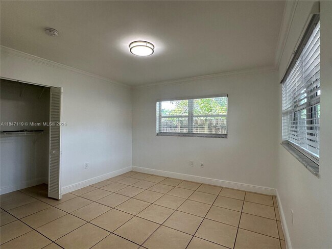 Building Photo - 2536 Van Buren St