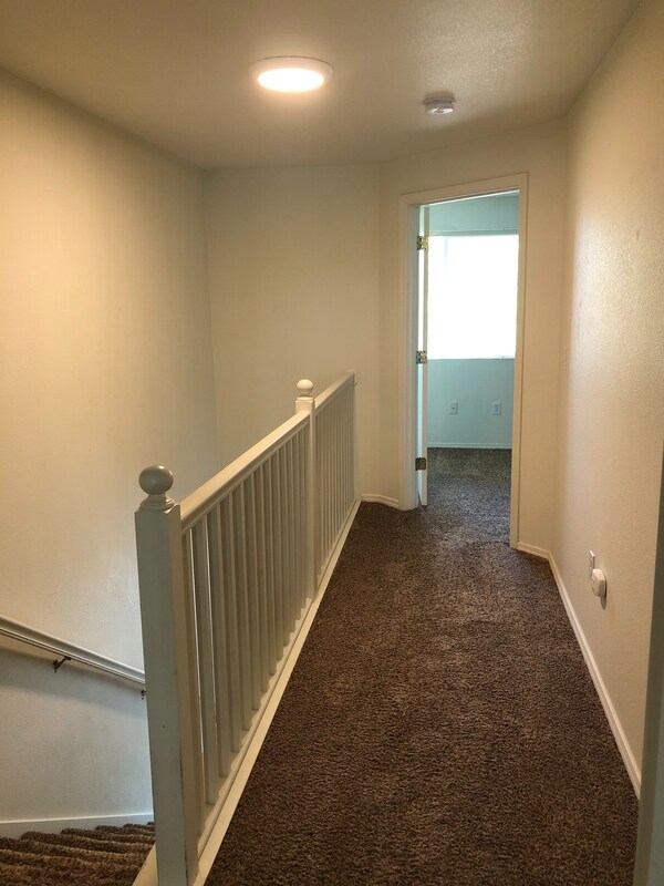 Building Photo - 550 NE Negus Loop