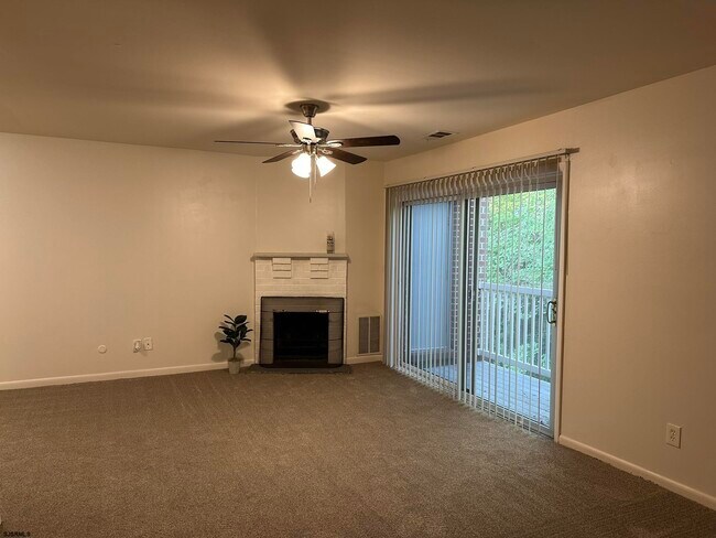 Building Photo - 703 Camelback Ct