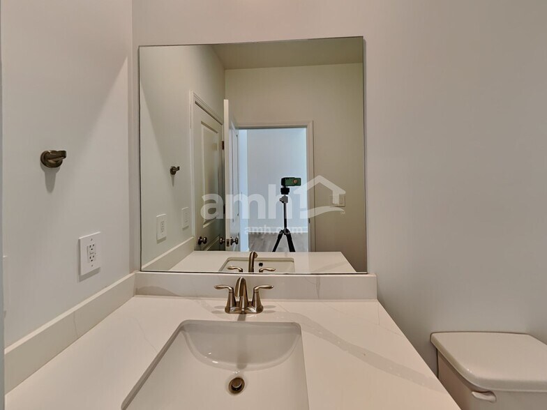 Building Photo - 204 Chase Ln