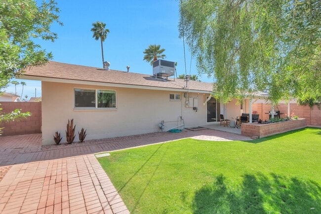 Building Photo - Updated and Spacious 3BED/2BATH Scottsdale Home