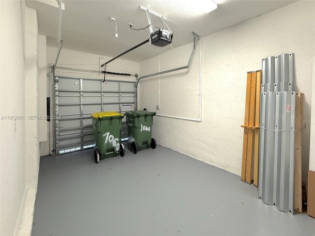 Building Photo - 1060 SE 26th Ter