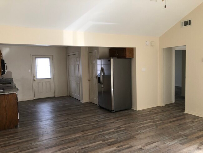 Building Photo - 300 Fischer Ln